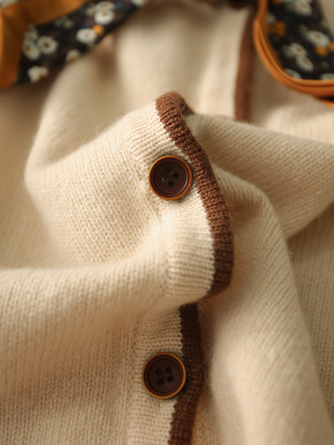 Cardigan en coton tricoté vintage à col rond - Projet Paris - Élégance classique et confort absolu