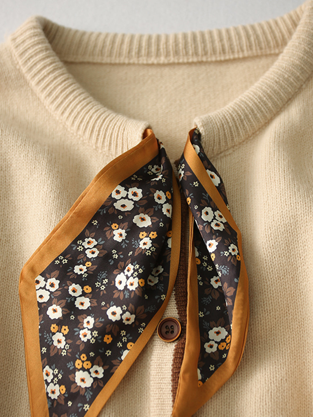 Cardigan en coton tricoté vintage à col rond - Projet Paris - Élégance classique et confort absolu