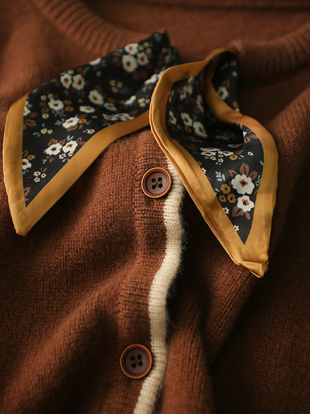 Cardigan en coton tricoté vintage à col rond - Projet Paris - Élégance classique et confort absolu