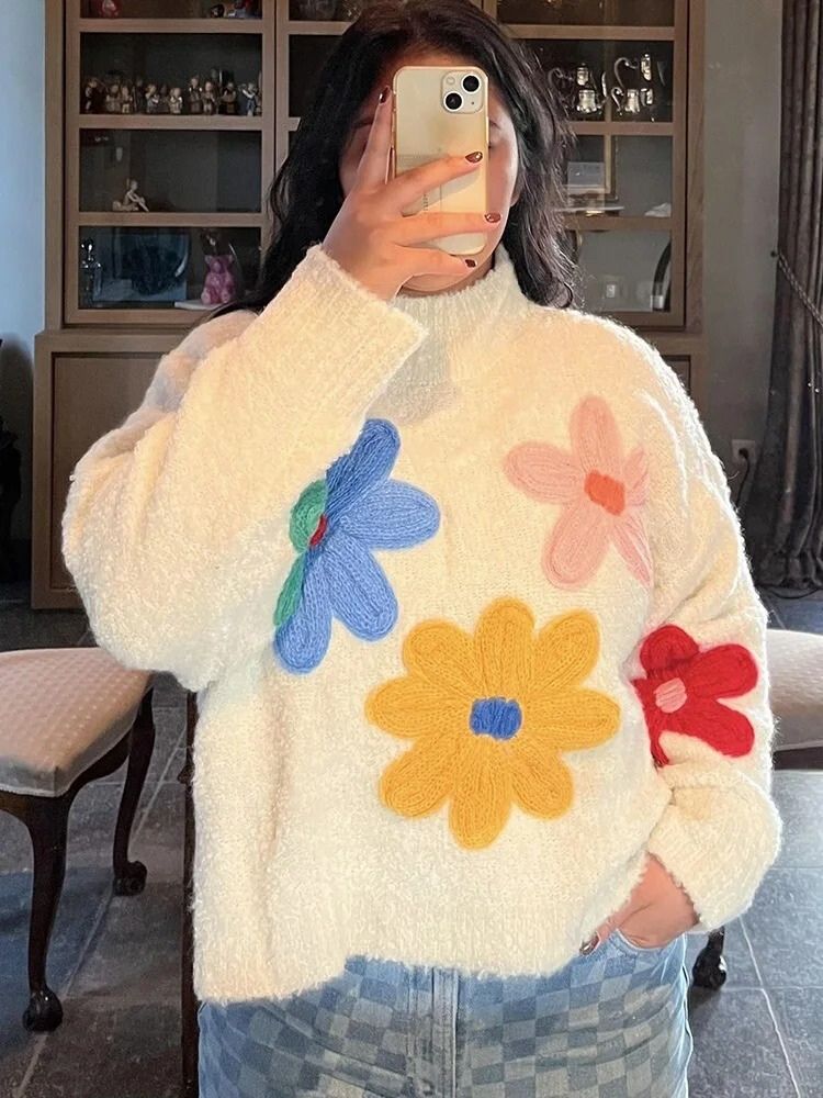 Pull blanc stylé pour femmes avec fleurs tricotées pour l'automne - Élégance Saisonnière - Projet Paris - Design floral unique