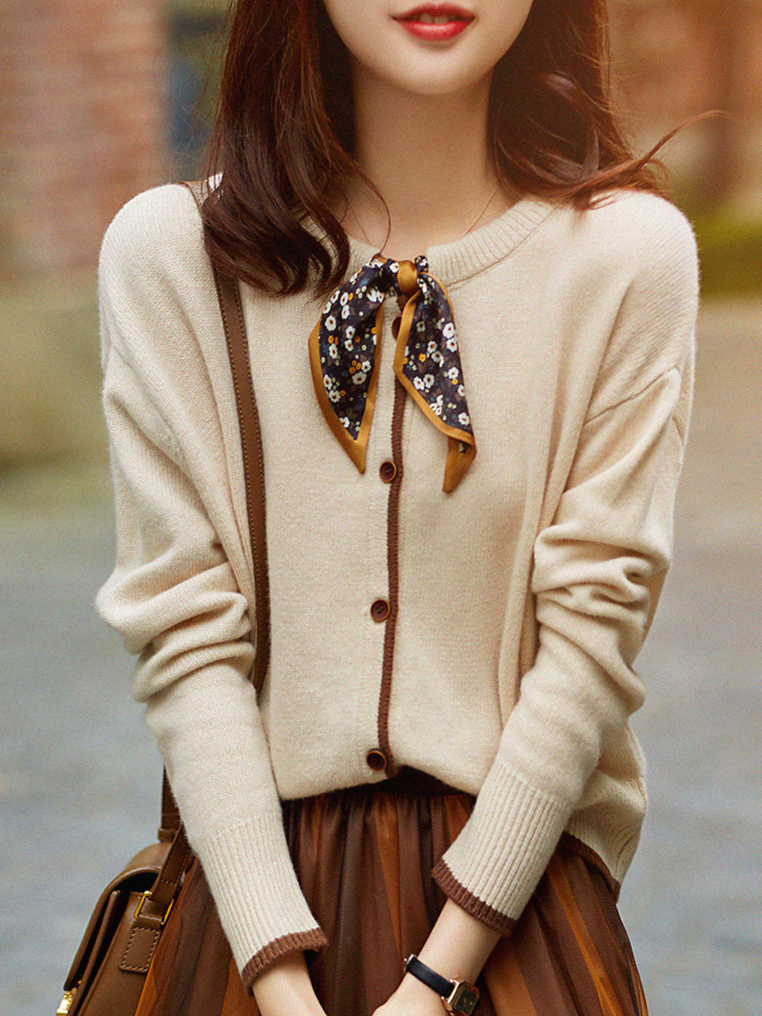 Cardigan en coton tricoté vintage à col rond - Projet Paris - Élégance classique et confort absolu