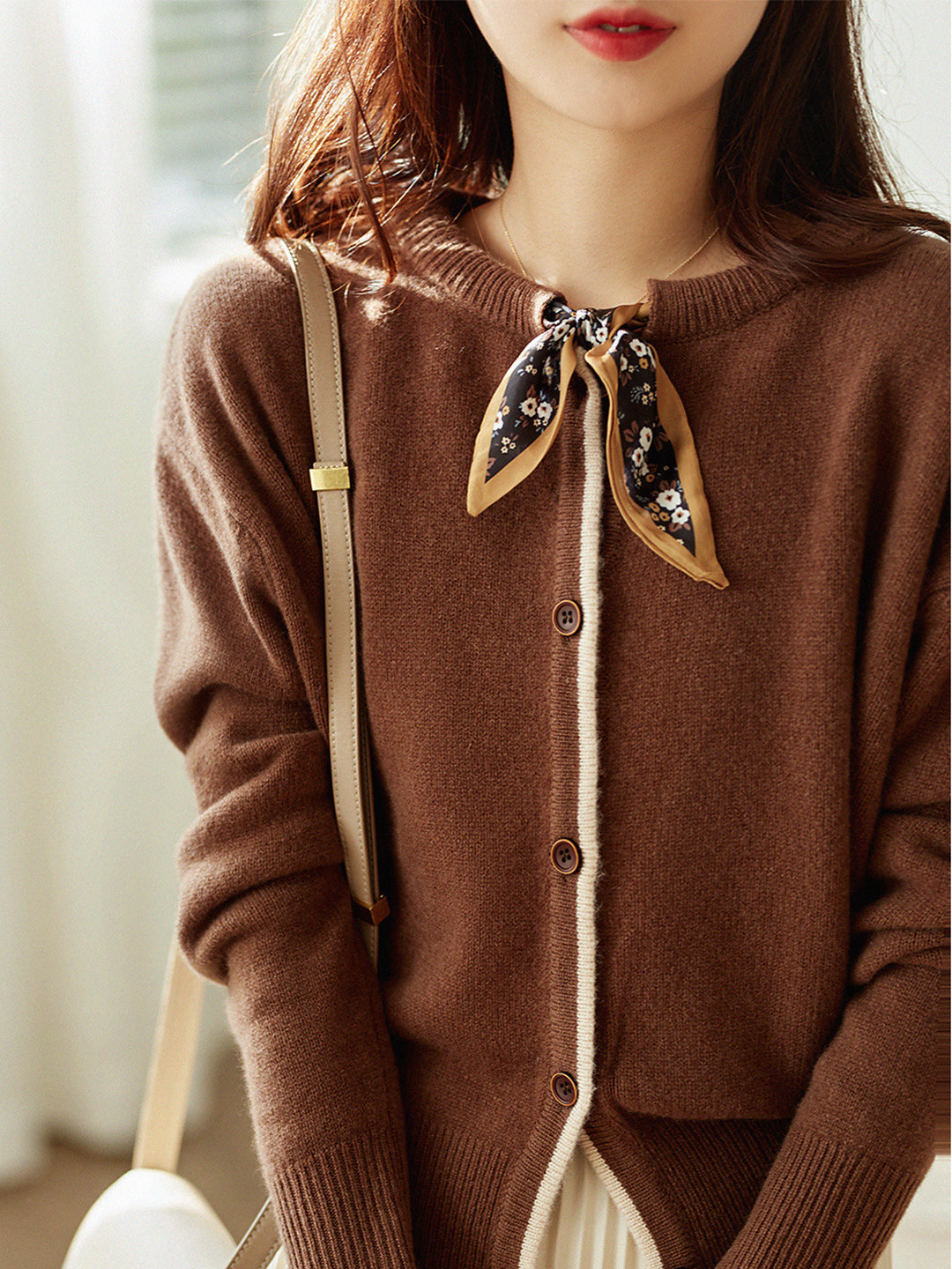 Cardigan en coton tricoté vintage à col rond - Projet Paris - Élégance classique et confort absolu