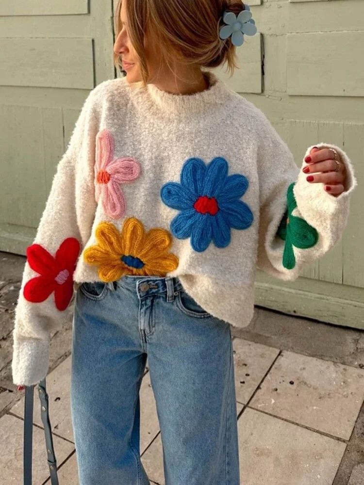 Pull blanc stylé pour femmes avec fleurs tricotées pour l'automne - Élégance Saisonnière - Projet Paris - Design floral unique