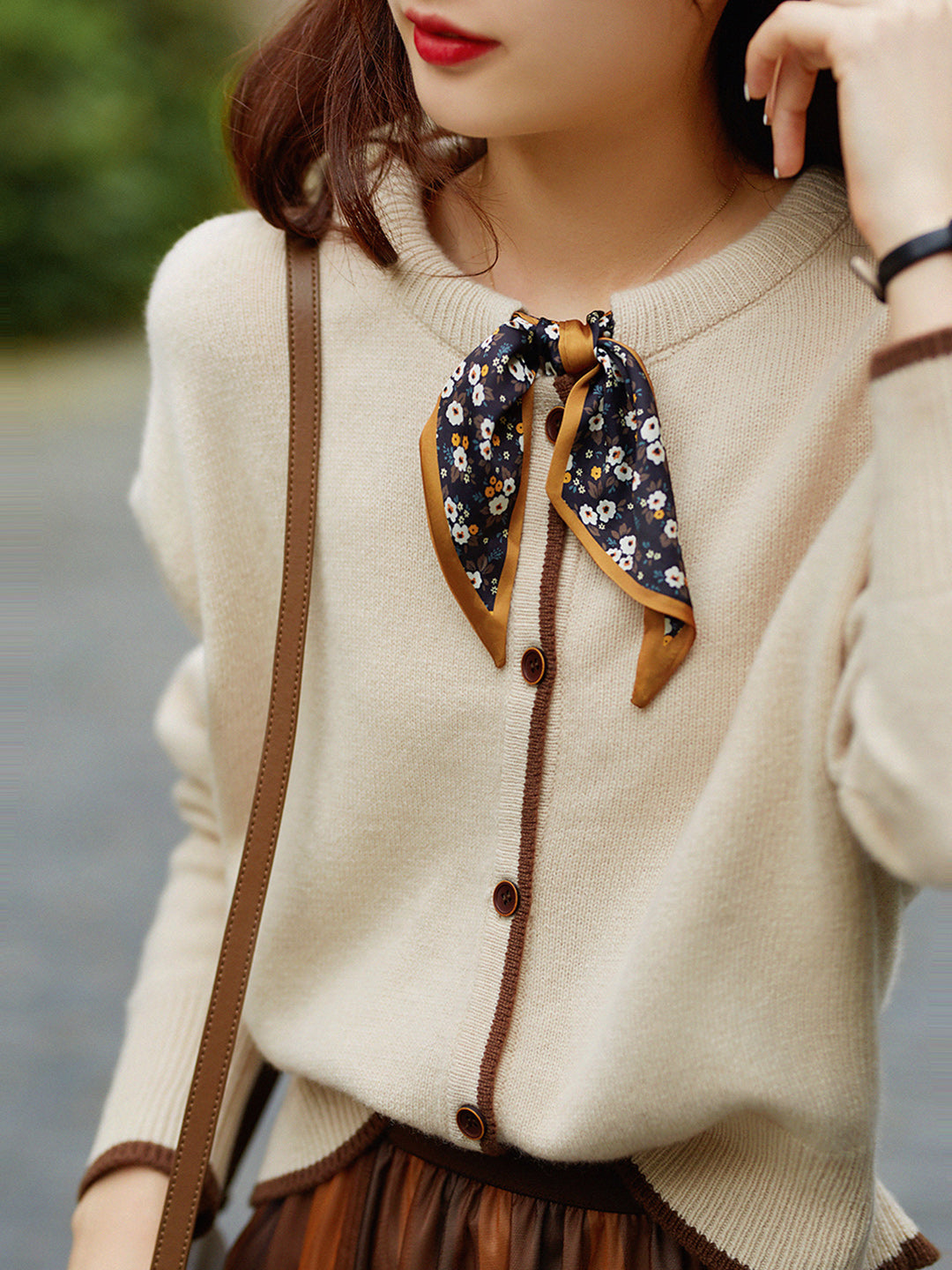Cardigan en coton tricoté vintage à col rond - Projet Paris - Élégance classique et confort absolu