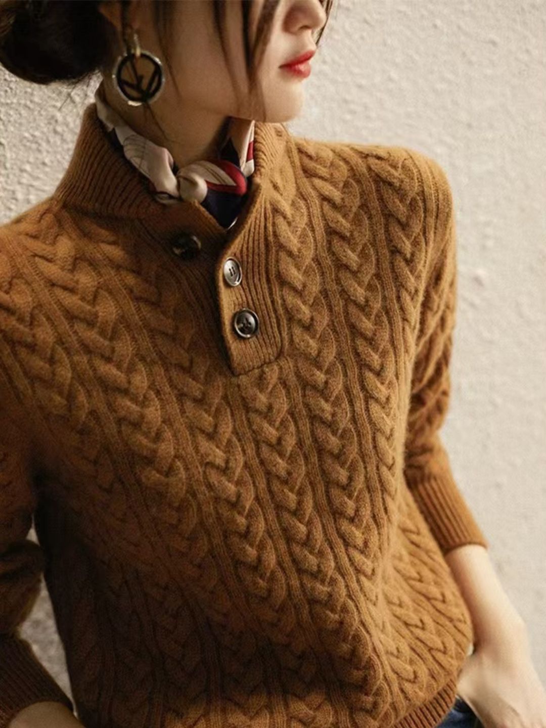 Pull à col montant avec boutons en couleur unie - Projet Paris - Élégance simple