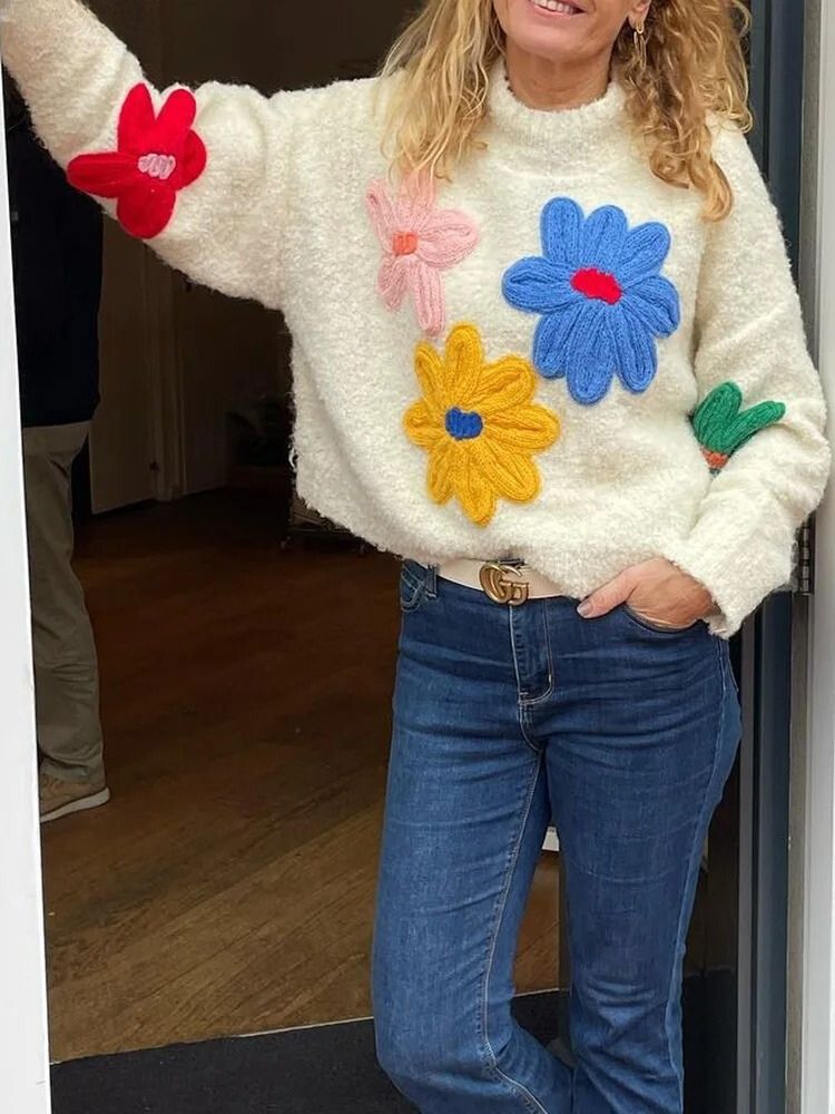 Pull blanc stylé pour femmes avec fleurs tricotées pour l'automne - Élégance Saisonnière - Projet Paris - Design floral unique