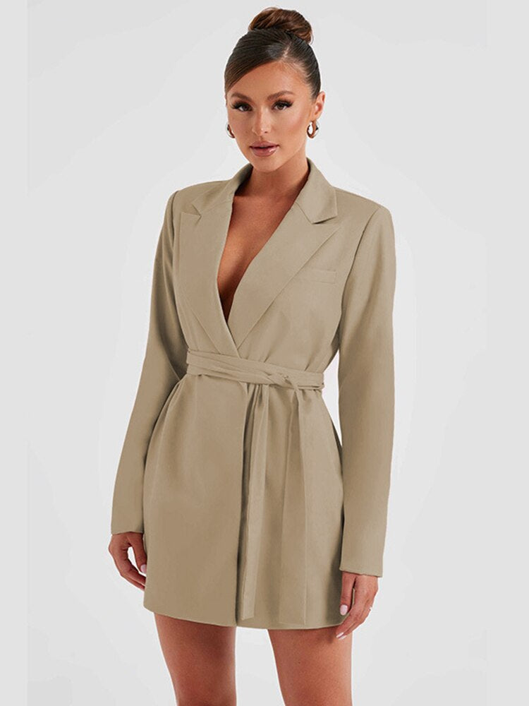 Robe blazer noire avec col en V - Projet Paris - Sophistication et style - Parfaite pour les occasions formelles