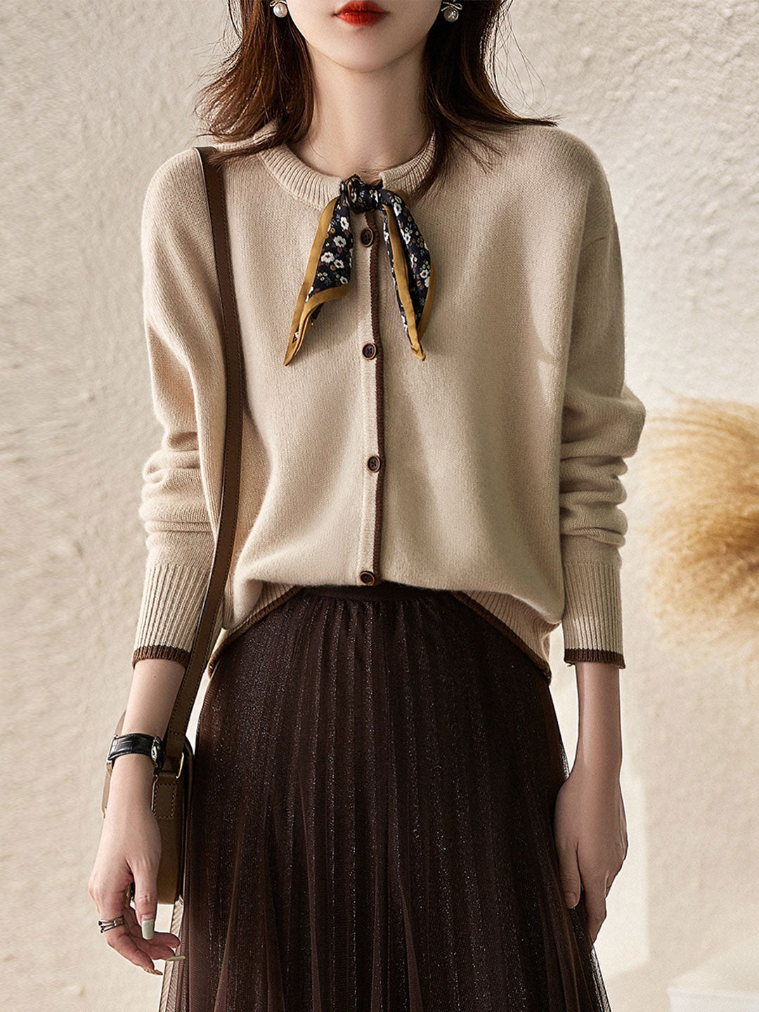 Cardigan en coton tricoté vintage à col rond - Projet Paris - Élégance classique et confort absolu