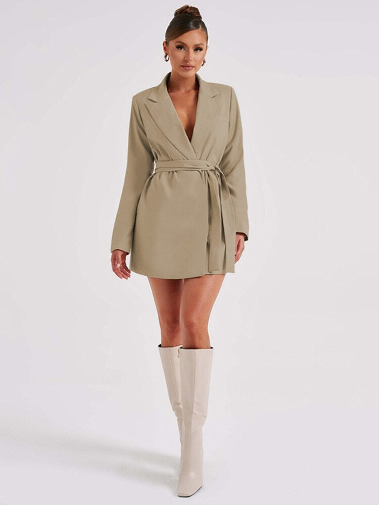 Robe blazer noire avec col en V - Projet Paris - Sophistication et style - Parfaite pour les occasions formelles