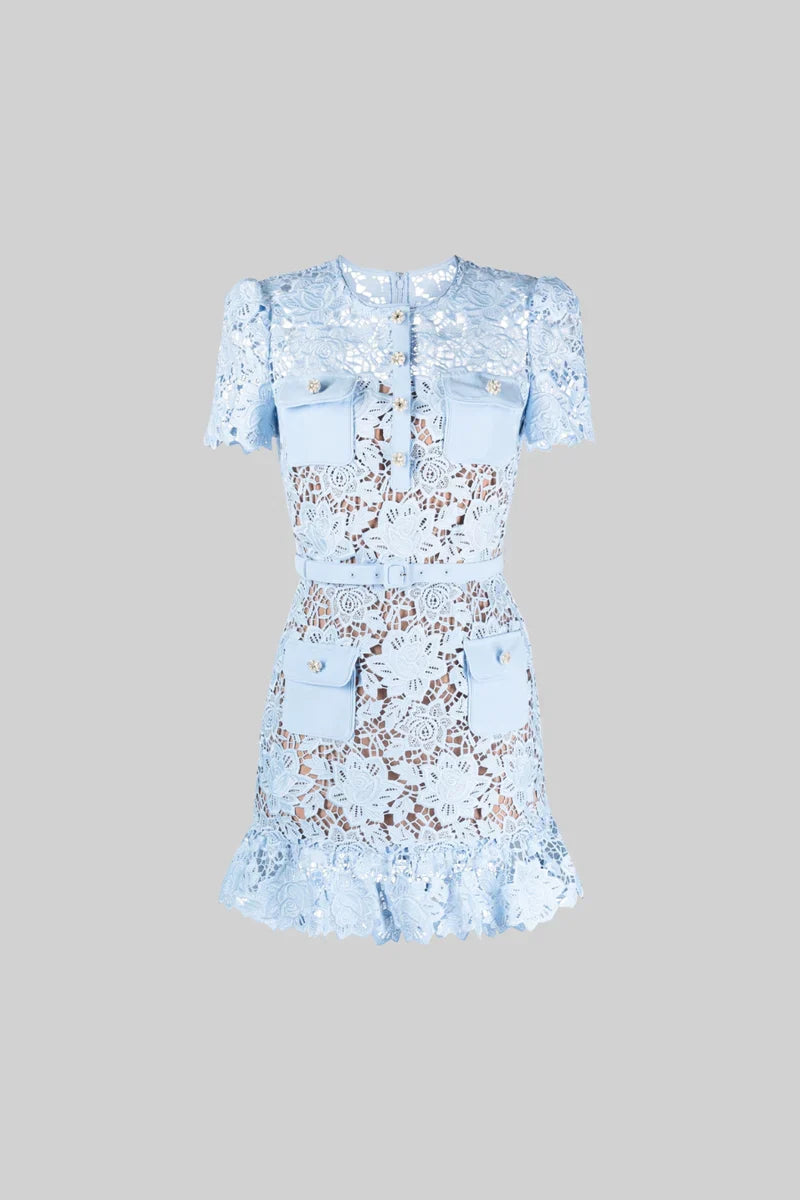Robe bleue à manches courtes brodées fleuries - Projet Paris - Délicatesse et féminité