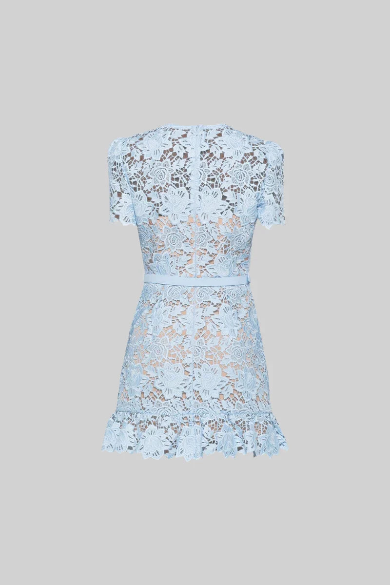 Robe bleue à manches courtes brodées fleuries - Projet Paris - Délicatesse et féminité