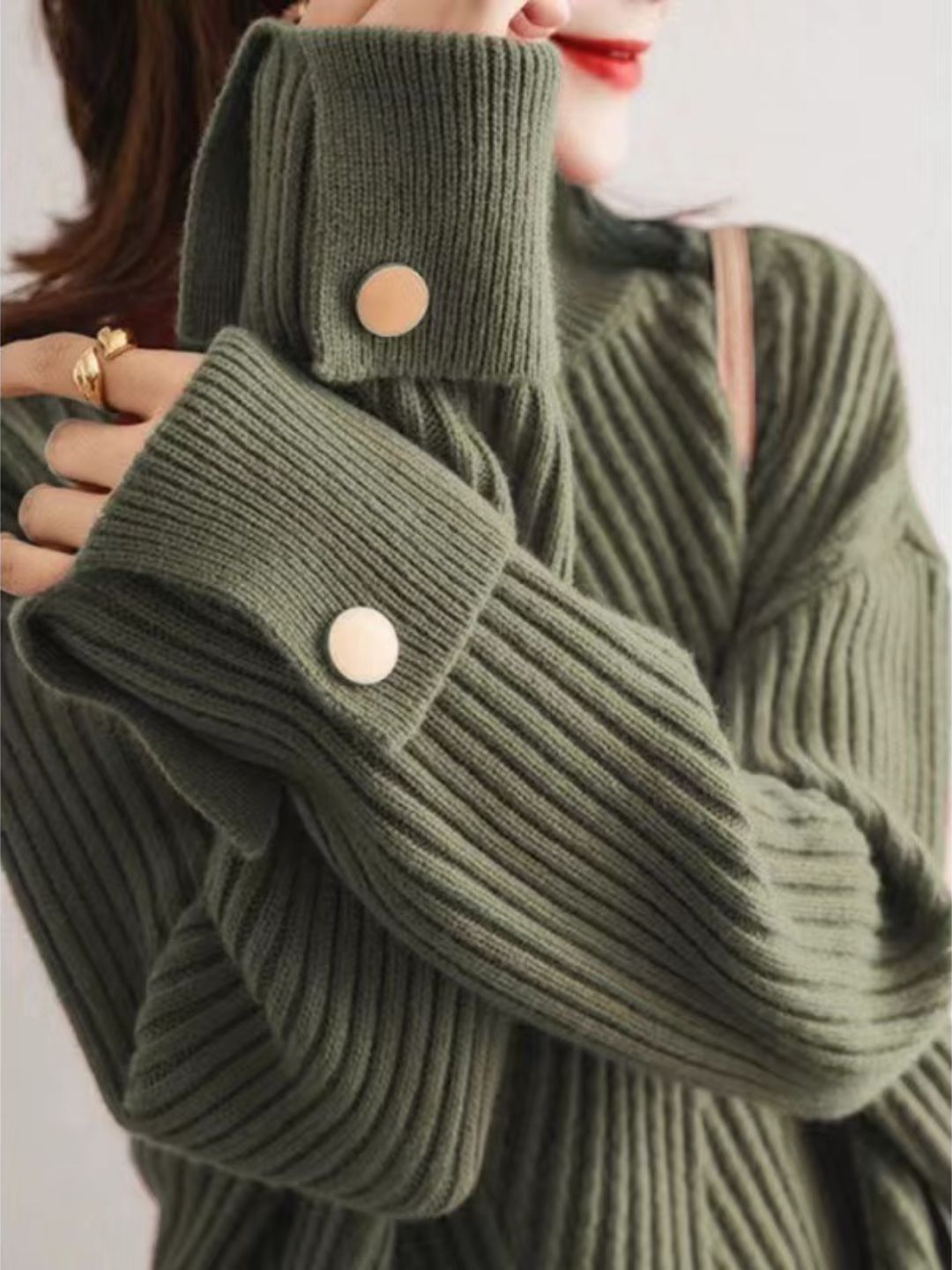 Top tricoté à col roulé uni avec boutons pour femmes - Projet Paris - Élégance et confort
