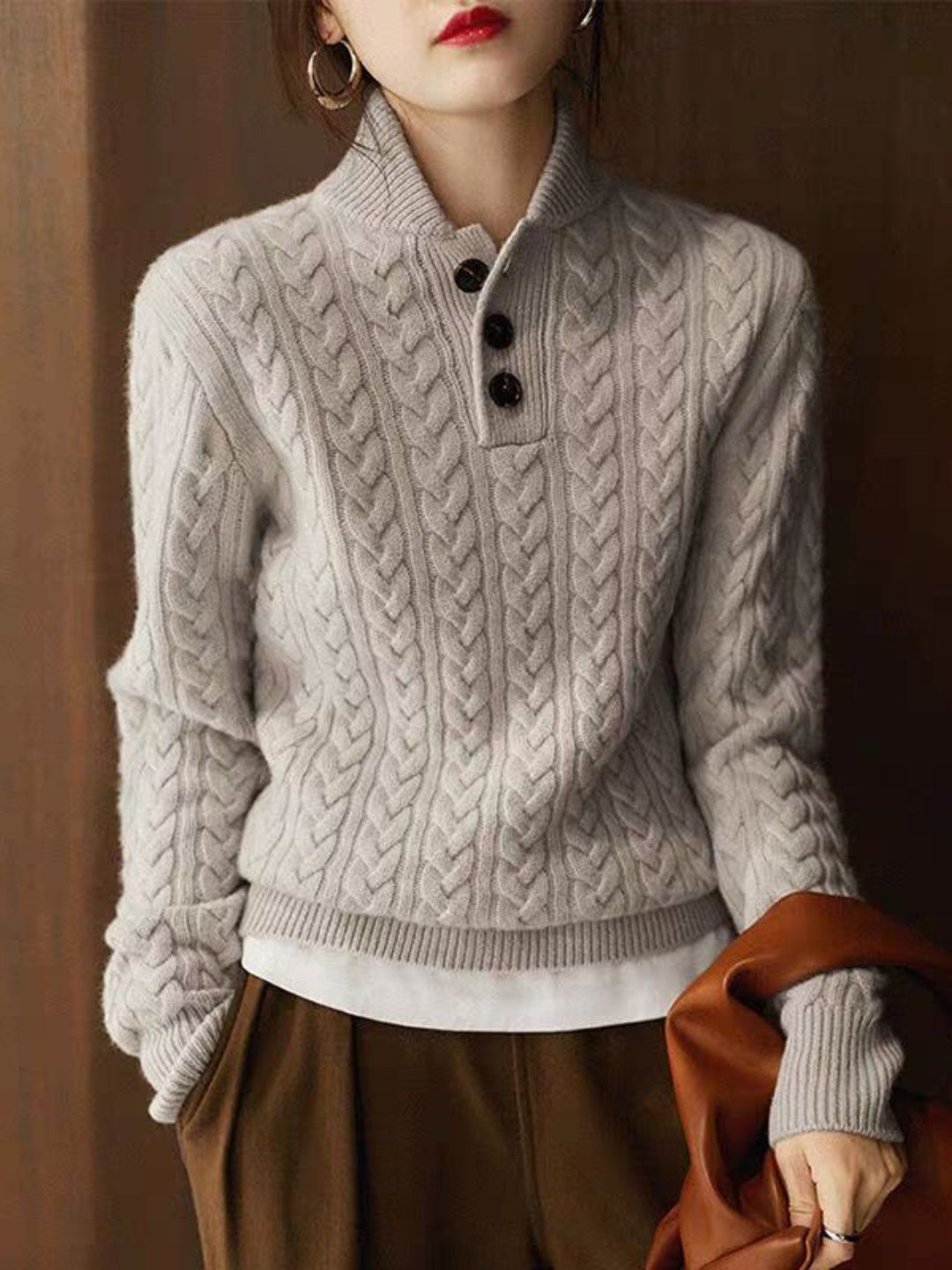 Pull à col montant avec boutons en couleur unie - Projet Paris - Élégance simple