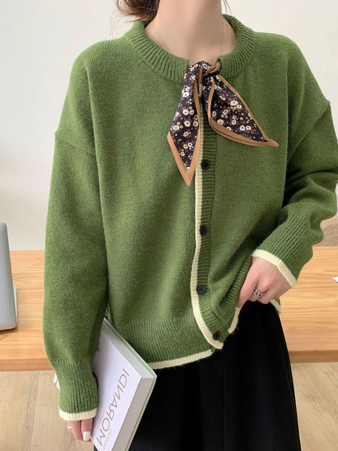 Cardigan en coton tricoté vintage à col rond - Projet Paris - Élégance classique et confort absolu