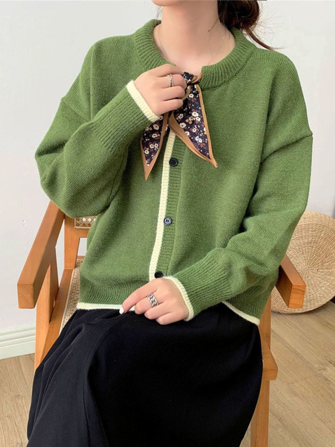 Cardigan en coton tricoté vintage à col rond - Projet Paris - Élégance classique et confort absolu