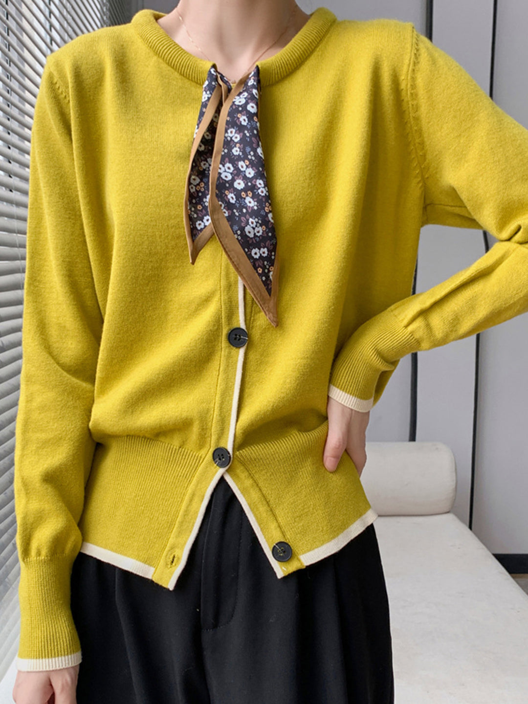 Cardigan en coton tricoté vintage à col rond - Projet Paris - Élégance classique et confort absolu