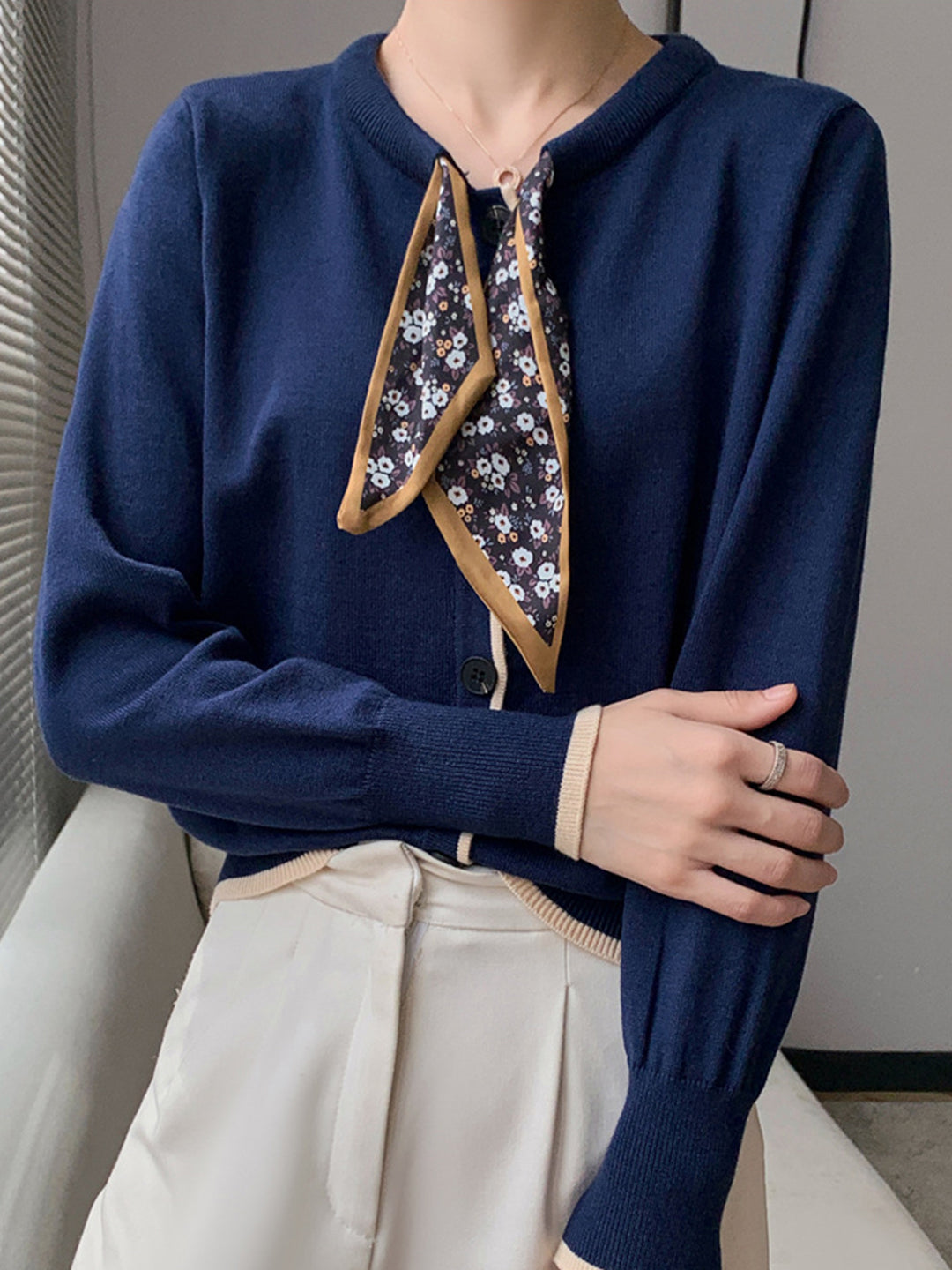 Cardigan en coton tricoté vintage à col rond - Projet Paris - Élégance classique et confort absolu