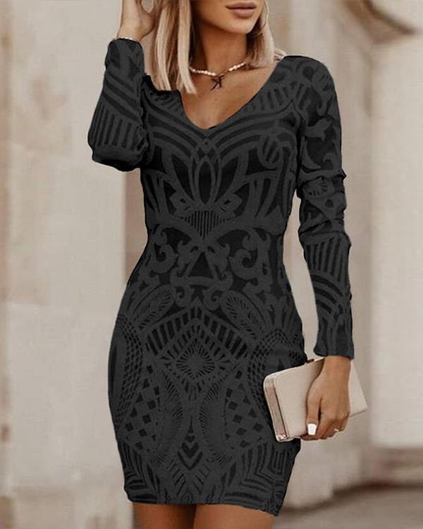 Robe ajustée à décolleté en V pour femmes - Projet Paris - Silhouette affinée et féminine