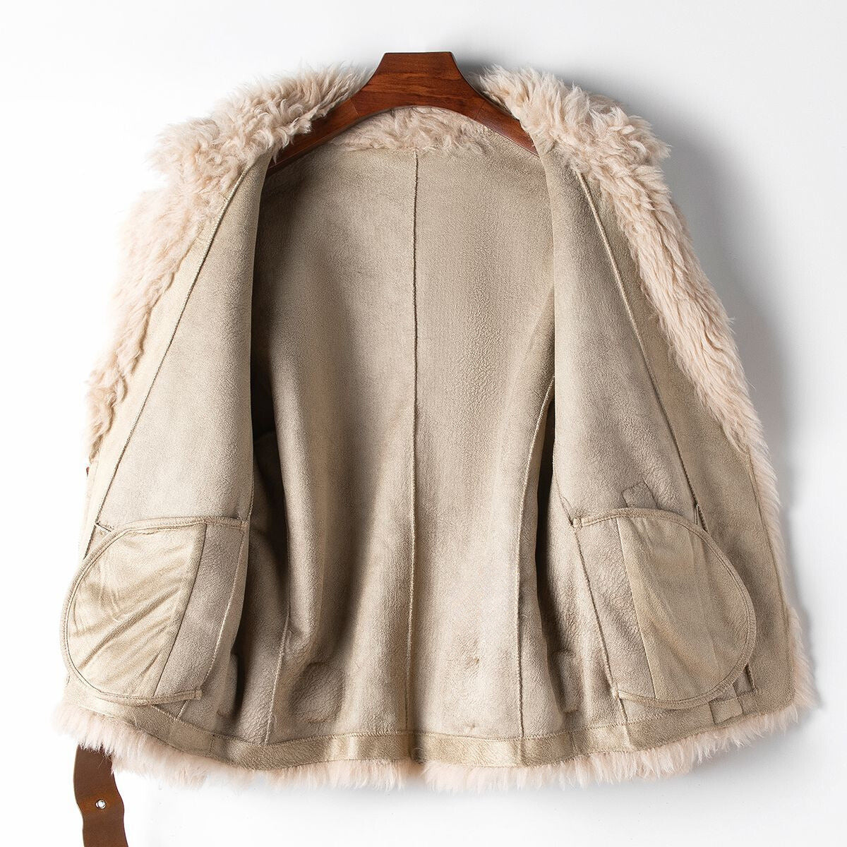 Manteau L'Allure Éternelle par Isabelle Fontaine - Intemporel et raffiné - Projet Paris - Élégance