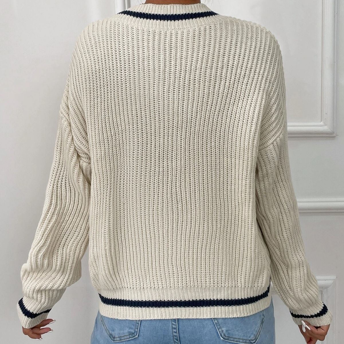 Pull à col en V avec patchwork - Style et Originalité - Projet Paris - Look unique et stylé
