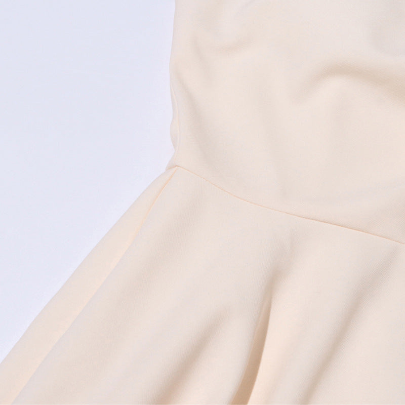 Robe blanche asymétrique plissée avec bretelle - Projet Paris - Charme sophistiqué