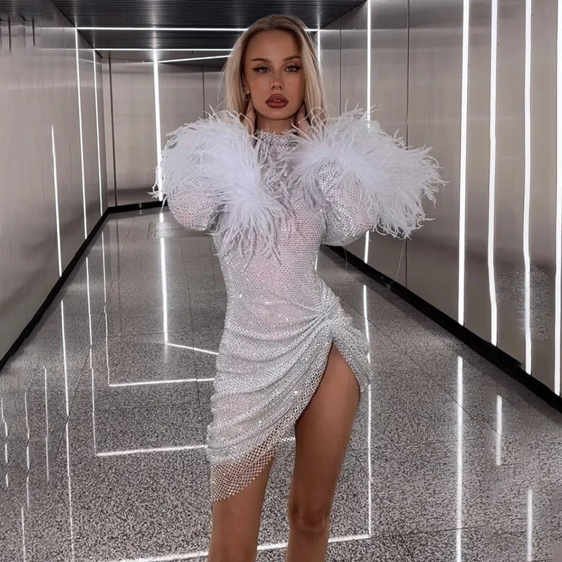 Robe à Plumes Étincelantes - Projet Paris - Festive et glamour