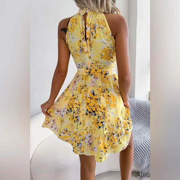 Robe Trapèze Fleurie avec Ceinture à Nœud et Ourlet Froncé - Projet Paris - Parfaite pour une allure élégante