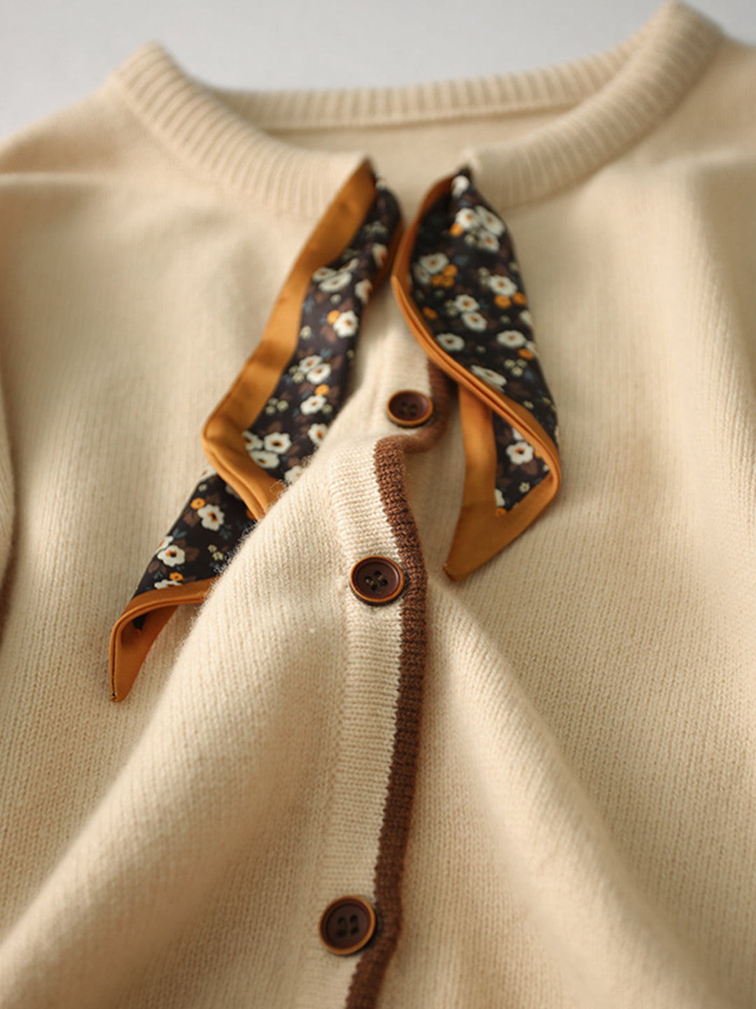 Cardigan en coton tricoté vintage à col rond - Projet Paris - Élégance classique et confort absolu