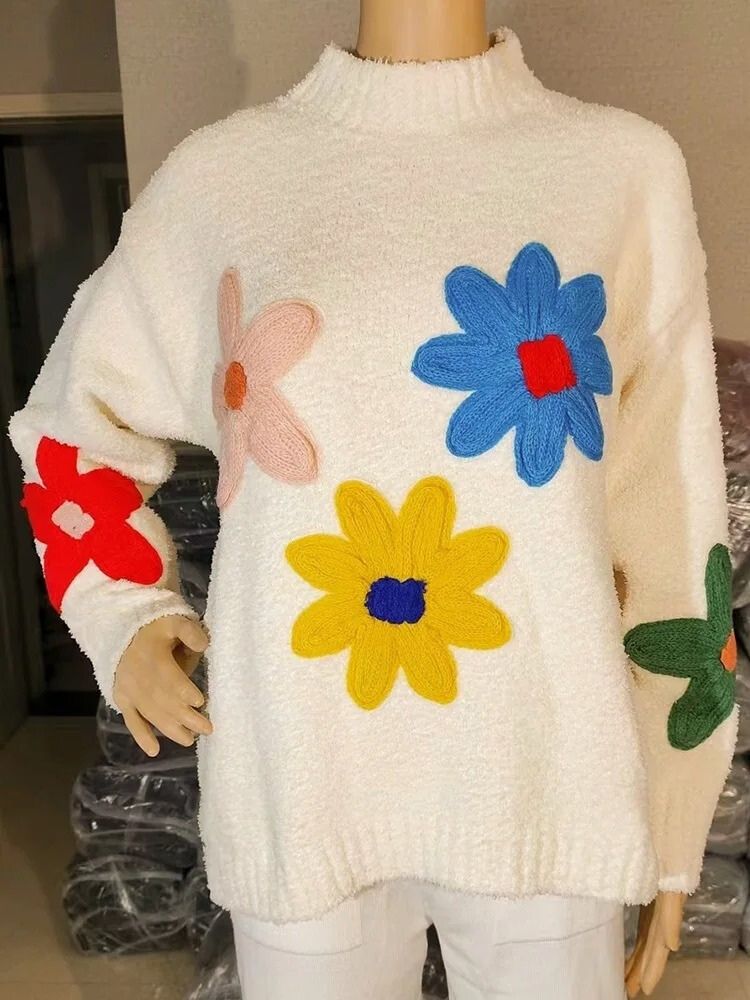 Pull blanc stylé pour femmes avec fleurs tricotées pour l'automne - Élégance Saisonnière - Projet Paris - Design floral unique