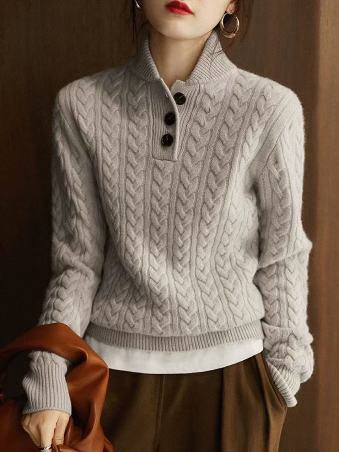 Pull à col montant avec boutons en couleur unie - Projet Paris - Élégance simple