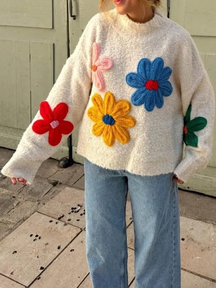 Pull blanc stylé pour femmes avec fleurs tricotées pour l'automne - Élégance Saisonnière - Projet Paris - Design floral unique