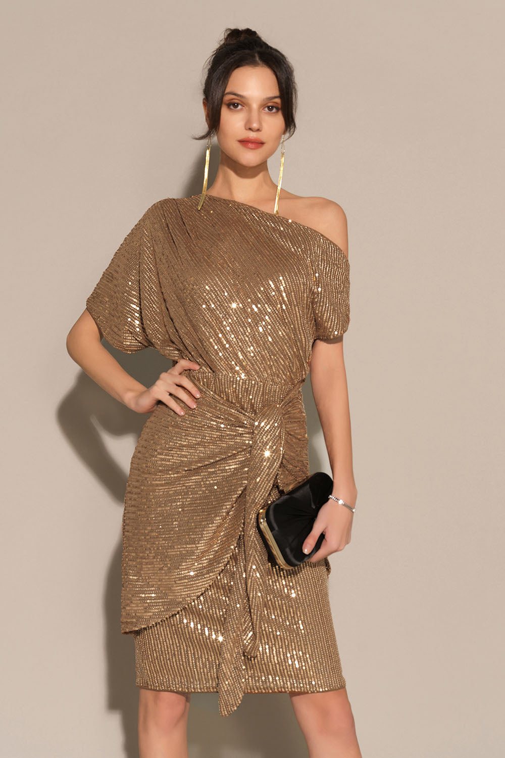 Robe asymétrique à paillettes - Épaule dénudée - Projet Paris - Brillance et allure glamour