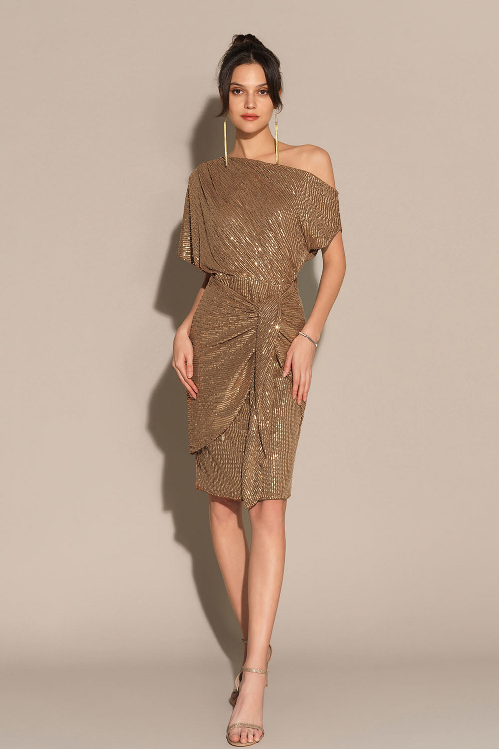 Robe asymétrique à paillettes - Épaule dénudée - Projet Paris - Brillance et allure glamour