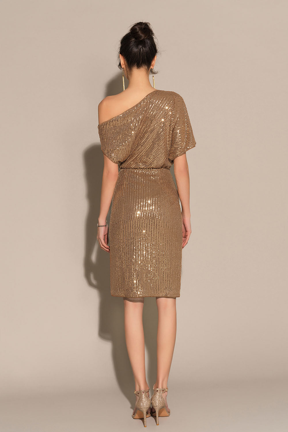 Robe asymétrique à paillettes - Épaule dénudée - Projet Paris - Brillance et allure glamour