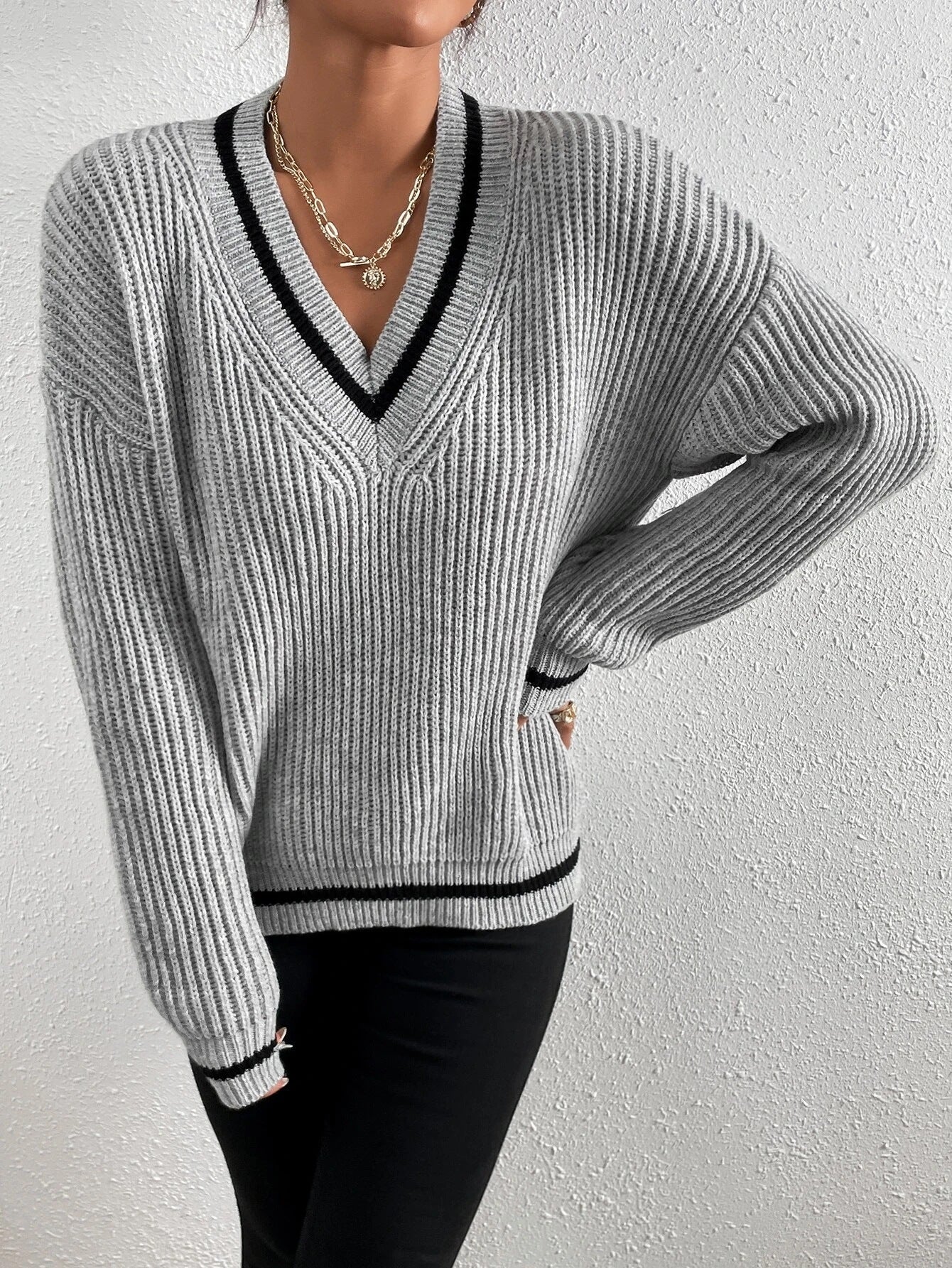 Pull à col en V avec patchwork - Style et Originalité - Projet Paris - Look unique et stylé