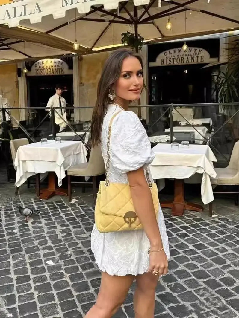 Robe à manches bouffantes brodées - Projet Paris - Raffinement et détails précieux