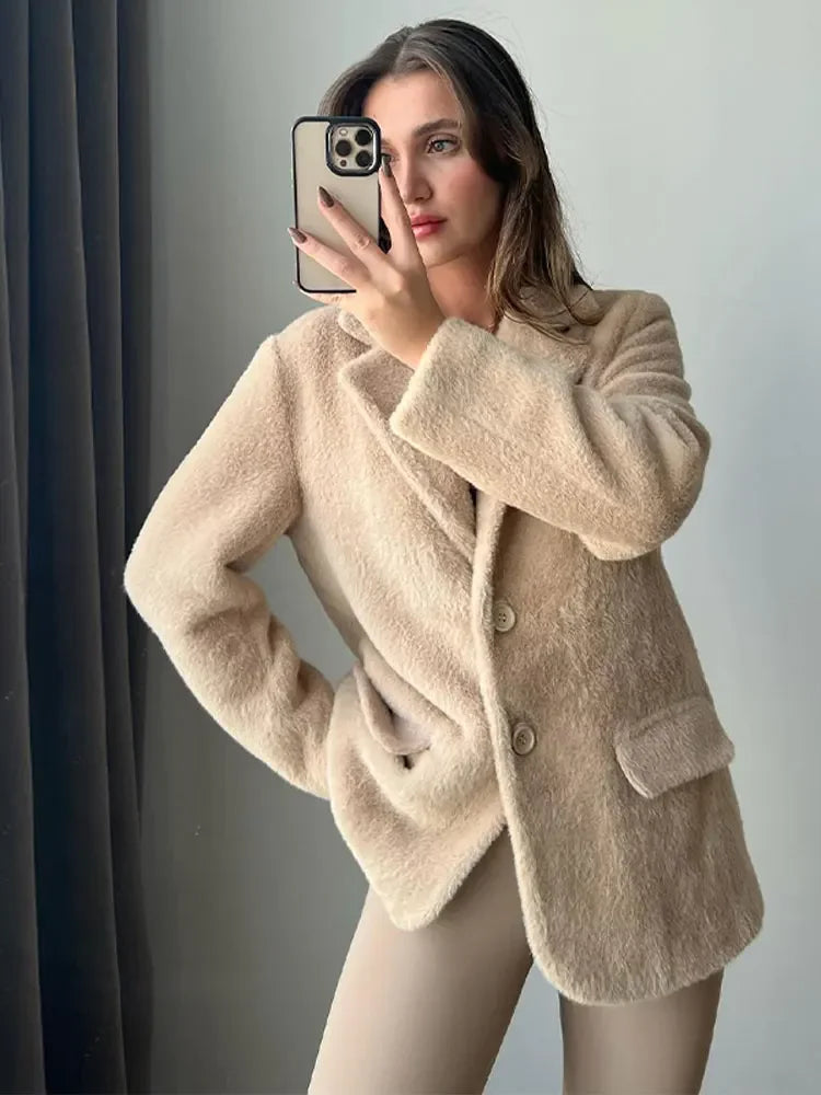 Manteau en peluche tendance - Chaleur et raffinement - Projet Paris - Doux, cosy, chic