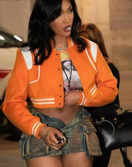 Veste streetwear cropped orange rétro pour femmes - Projet Paris - Look audacieux