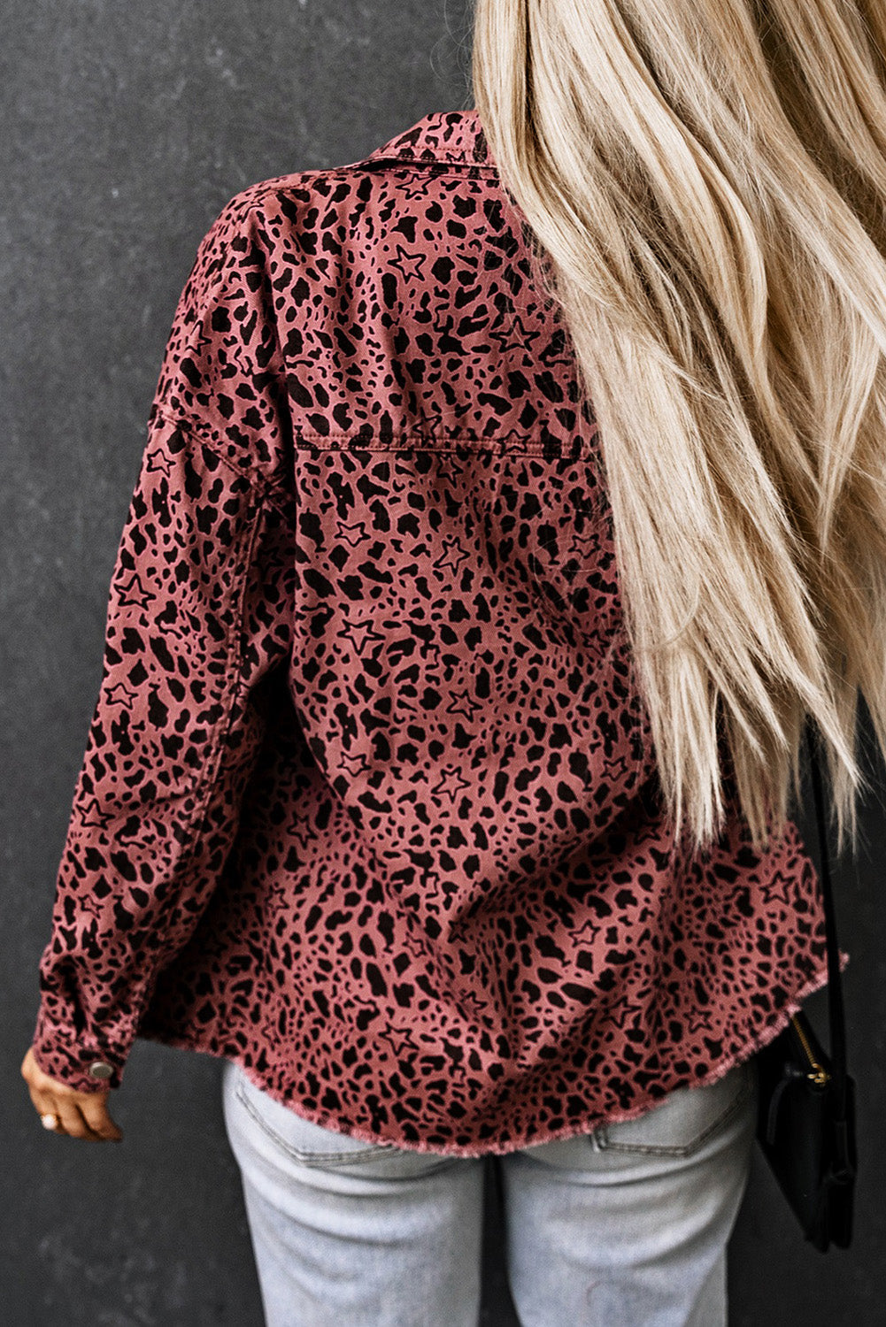 Veste chemise en denim rose à imprimé léopard chic - Projet Paris - Élégante et tendance